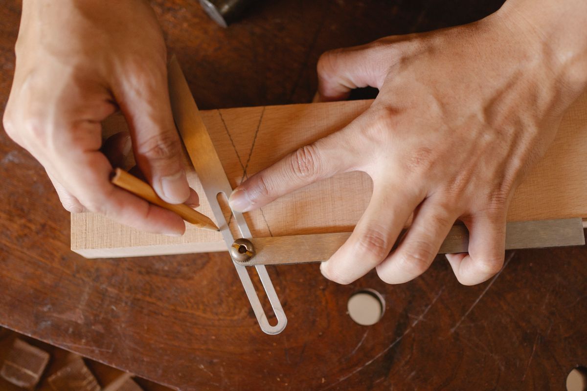 Precíz kézi jelölés bevágóval és ceruzával, a GÚZ csapatának munkája közben