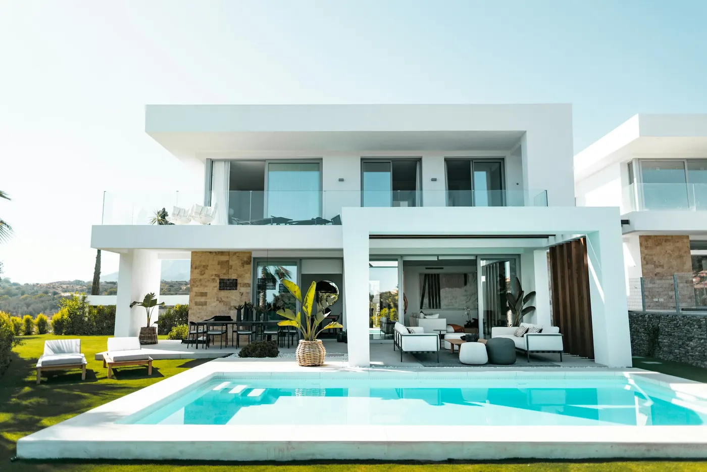 Villa Nova — fehér, kétszintes mediterrán villa medencével