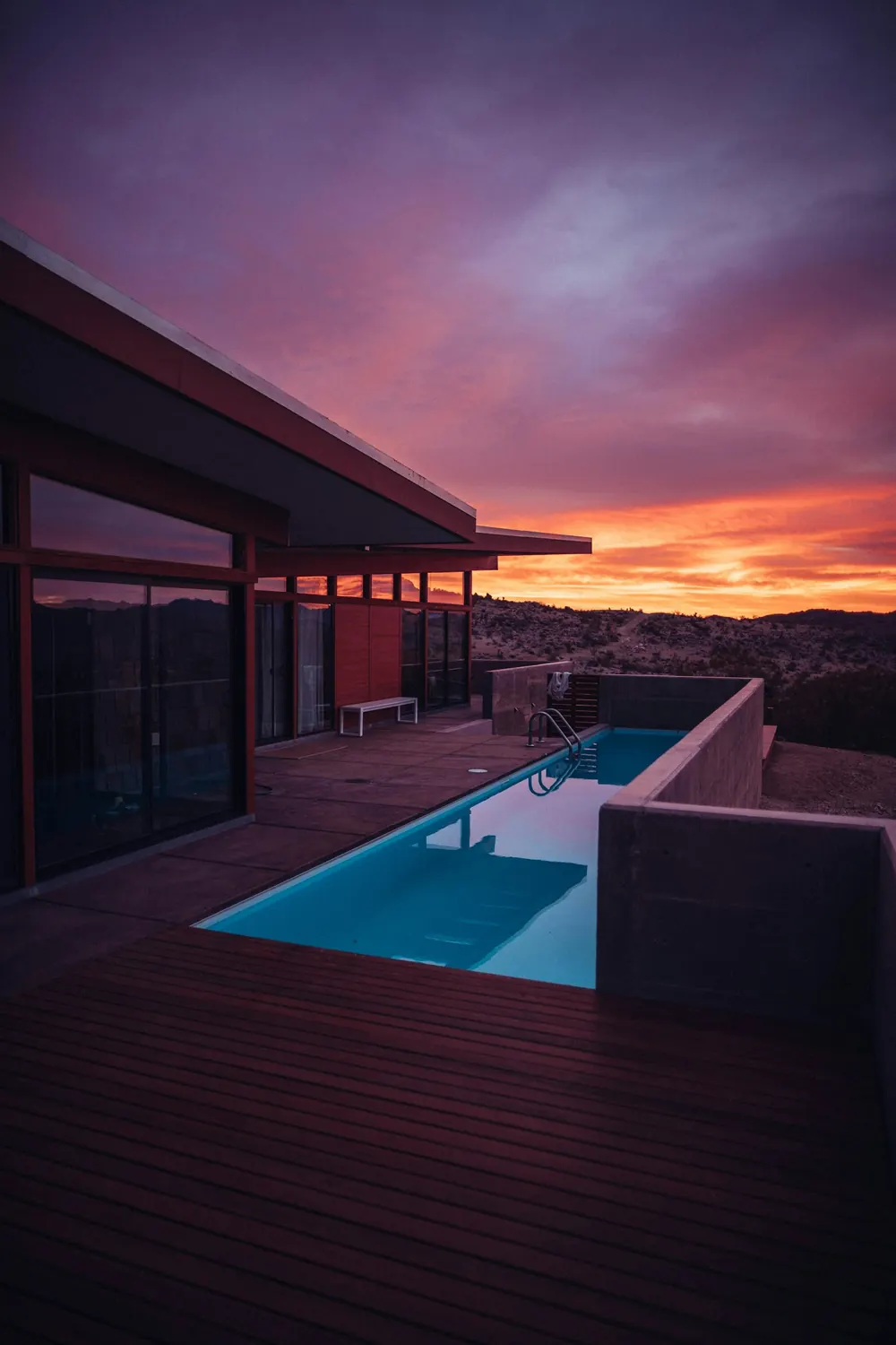 Alkony Villa, medence naplementében
